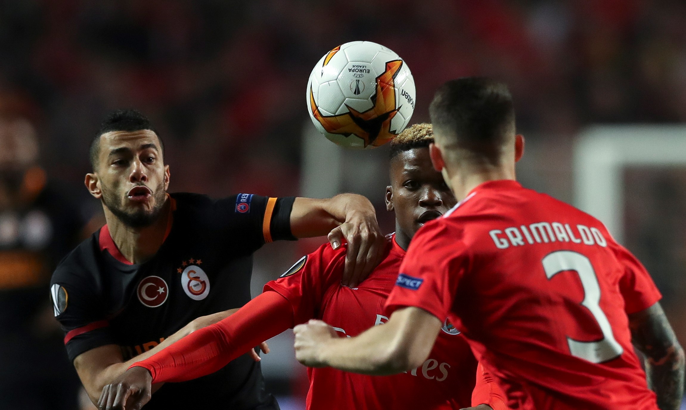 epa07386280 Benfica players Grimaldo (R) and Gedson Fernandes (C) in action against Galatasaray's Younes Balhanda (L) during their UEFA Europe League round of 32 second leg soccer match at Luz Stadium, in Lisbon, Portugal, 21 February 2019.  EPA/MANUEL DE ALMEIDA
