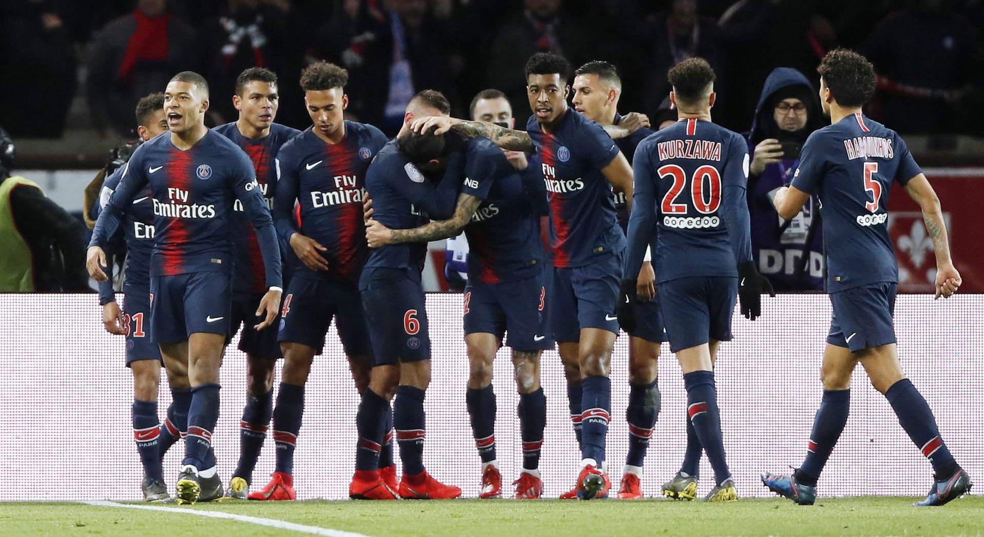 epa07445918 Paris Saint-Germain's Kylian Mbappe (L) celebrates with his teammates after scoring the 1-0 lead during the French Ligue 1 soccer match between Paris Saint-Germain (PSG) and Olympique Marseille at the Parc des Princes stadium in Paris, France, 17 March 2019.  EPA/YOAN VALAT