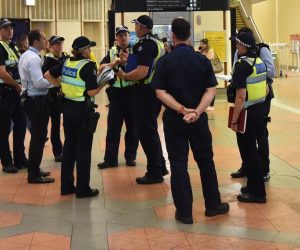 epa07467838 Victorian Police officers stand inside Flagstaff train station in Melbourne, Australia, 28 March 2019. A Melbourne train station has been given the all-clear after earlier reports of a person with a gun forced it to be shut down.  EPA/JAMES ROSS AUSTRALIA AND NEW ZEALAND OUT