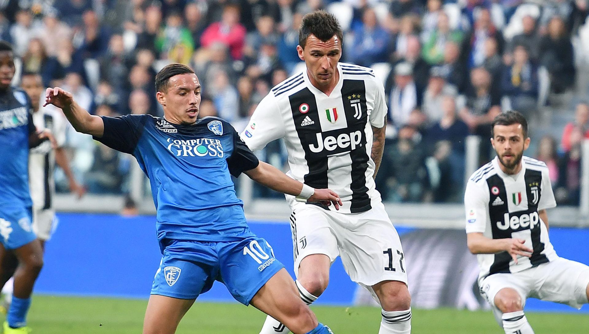 epa07473844 Juventus Mario Mandzukic and  Empoli's Ismael Bennacer (L) in action during the Italian Serie A soccer match Juventus FC vs Empoli FC at the Allianz stadium in Turin, Italy, 30 March 2019  EPA/ALESSANDRO DI MARCO