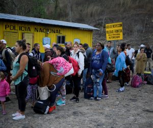 epa07501737 Cuban migrants line up for immigration procedures before the Agua Caliente Customs Office at the border cuty of Agua Caliente, Honduras bordering Guatemala, 12 April 2019. At this border point, there is a migrant caravan called for by social networks that left on 09 April from San Pedro Sula, in the north of Honduras.  EPA/GUSTAVO AMADOR