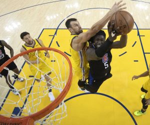 epa07509326 LA Clippers forward Montrezl Harrell (2-R) goes to the basket as Golden State Warriors center Andrew Bogut (C) defends during NBA basketball Western Conference Playoffs game two between the Los Angeles Clippers and the Golden State Warriors at the Oracle Arena in Oakland, California, USA, 15 April 2019.  EPA/KYLE TERADA / USA TODAY SPORTS / POOL SHUTTERSTOCK OUT