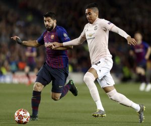 epa07510788 FC Barcelona's forward Luis Suarez (L) vies for the ball against Manchester United's defender Chris Smalling (R) during the UEFA Champions League quarter-final second leg match between FC Barcelona and Manchester United at Camp Nou stadium in Barcelona, Catalonia, Spain, 16 April 2019.  EPA/Andreu Dalmau