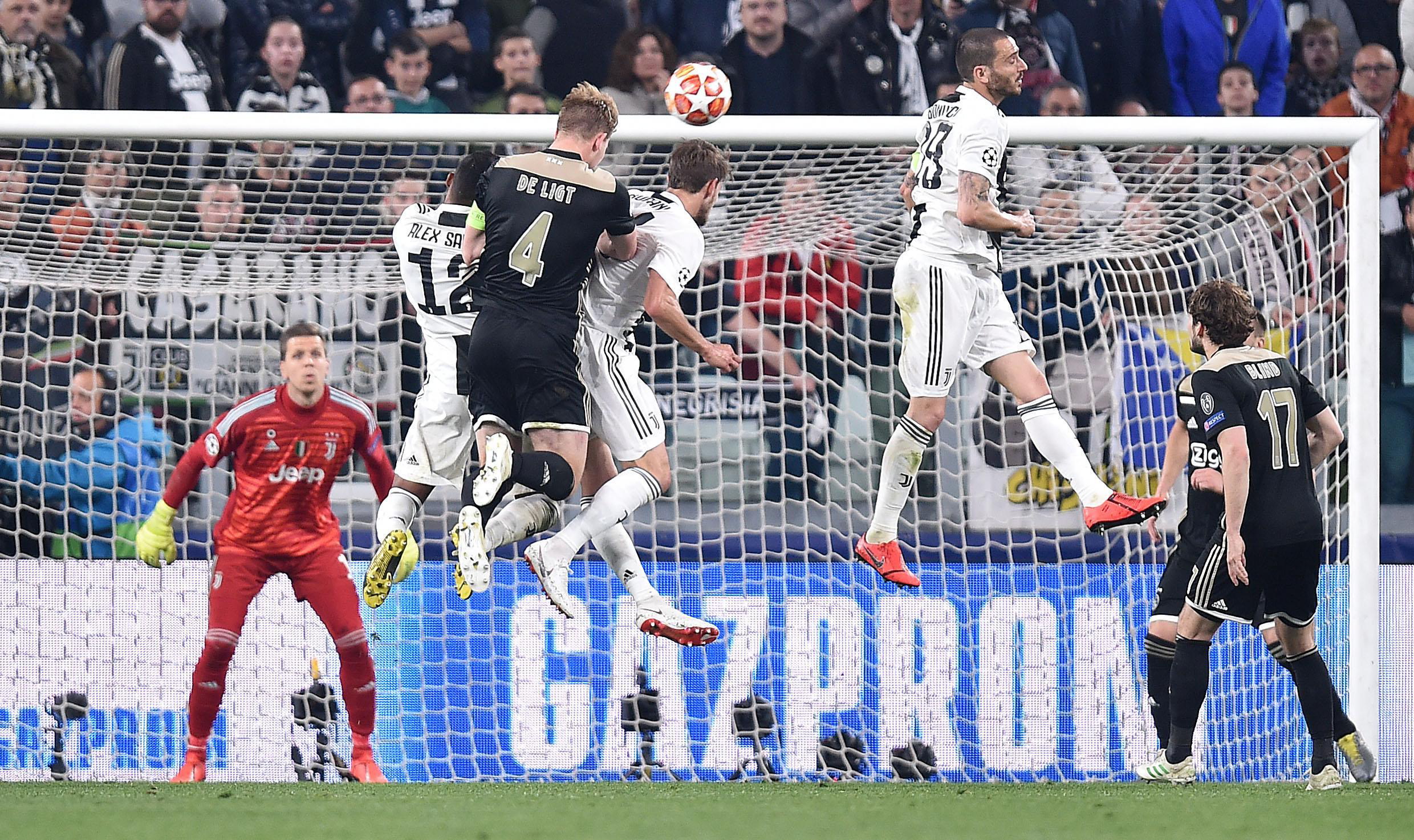 epa07510923 Ajax's Matthijs de Light (3-R) scores the 1-2 goal during the UEFA Champions League quarter final, second leg, soccer match between Juventus FC and Ajax Amsterdam in Turin, Italy, 16 April 2019.  EPA/ALESSANDRO DI MARCO