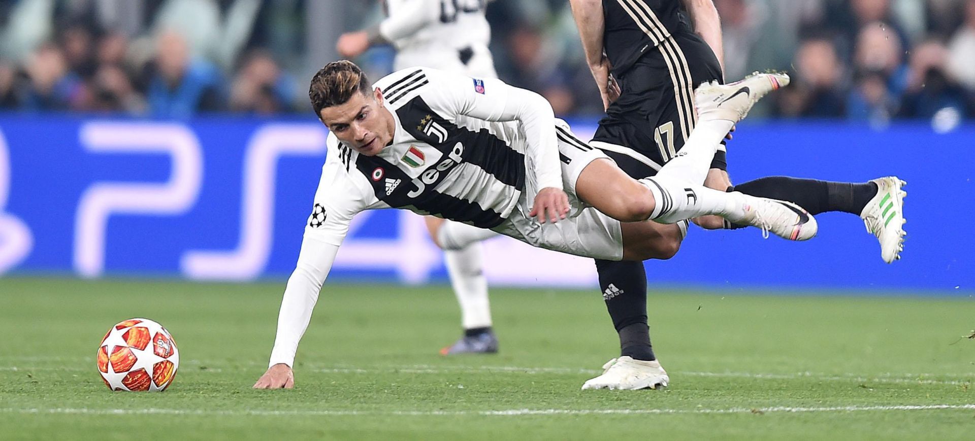 epa07511664 Juventus' Cristiano Ronaldo (L) in action during the UEFA Champions League quarter final, second leg, soccer match between Juventus FC and Ajax Amsterdam in Turin, Italy, 16 April 2019.  EPA/ALESSANDRO DI MARCO