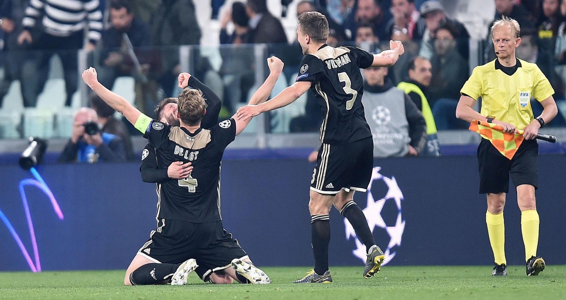 epa07511635 Ajax players celebrate at the end of the UEFA Champions League quarter final, second leg, soccer match between Juventus FC and Ajax Amsterdam in Turin, Italy, 16 April 2019. Ajax won 2-1 and advanced to the semi finals.  EPA/ALESSANDRO DI MARCO