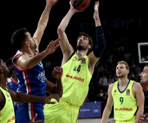 epa07516394 Barcelona's Ante Tomic (C) in action against Anadolu Efes' Vasilije Micic (L) during the Euroleague play off basketball match between Anadolu Efes and Barcelona in Istanbul, Turkey 19 April 2019.  EPA/SEDAT SUNA