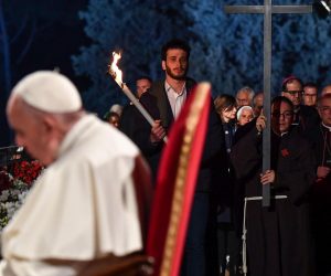 epa07516580 Pope Francis presides over the Via Crucis (Way of the Cross) torchlight procession on the Good Friday in front of ancient Colosseum in Rome, Italy, 19 April 2019. Good Friday is observed by Christians around the world to commemorate the crucifixion of Jesus Christ.  EPA/ALESSANDRO DI MEO