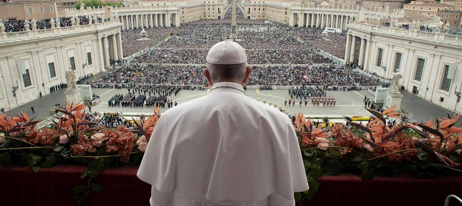 epa07519444 A handout picture provided by the GHGOly See's press office Vatican Media shows Pope Francis delivers the 'Urbi et Orbi' blessing at the end of the Easter Sunday mass in Saint Peter's square at the Vatican City, 21 April 2019. Easter is celebrated around the world by Christians to mark the resurrection of Jesus from the dead and the foundation of the Christian faith.  EPA/VATICAN MEDIA / HANDOUT  HANDOUT EDITORIAL USE ONLY/NO SALES