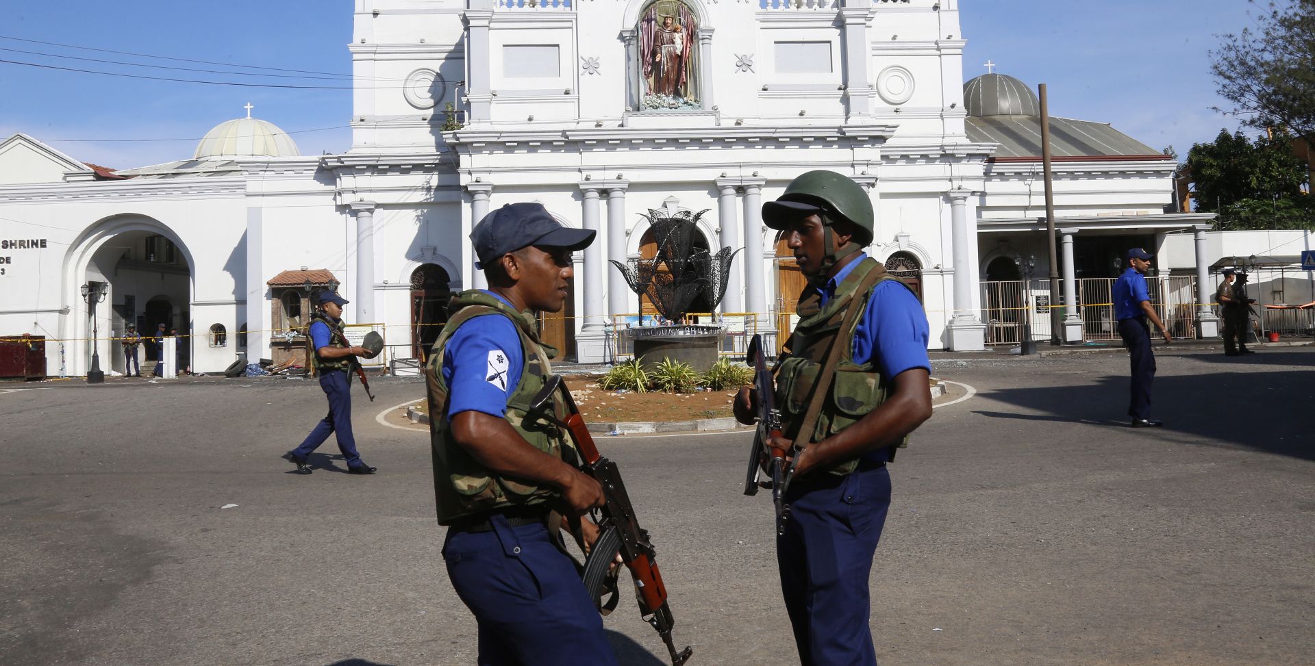 epa07520915 Sri Lankan security personal stand guard outside St. Anthony's Church in Kochchikade, Colombo, Sri Lanka, 22 April 2019. According to news reports, at least 290 people have been killed and over 500 injured in a series of blasts during Easter Sunday service at churches and hotels across Colombo on 21 April.   EPA/M.A. PUSHPA KUMARA