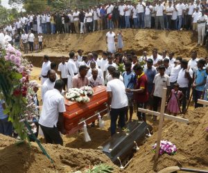 epa07522390 Relatives and friends bury the victims of a series of  bomb blasts at cemetery Don David Katuwapitiya in Colombo, Sri Lanka, 23 April 2019. According to police, at least 290 people were killed and more than 400 injured in a coordinated series of blasts during the Easter Sunday service at churches and hotels in Sri Lanka on 21 April 2019.  EPA/M.A. PUSHPA KUMARA