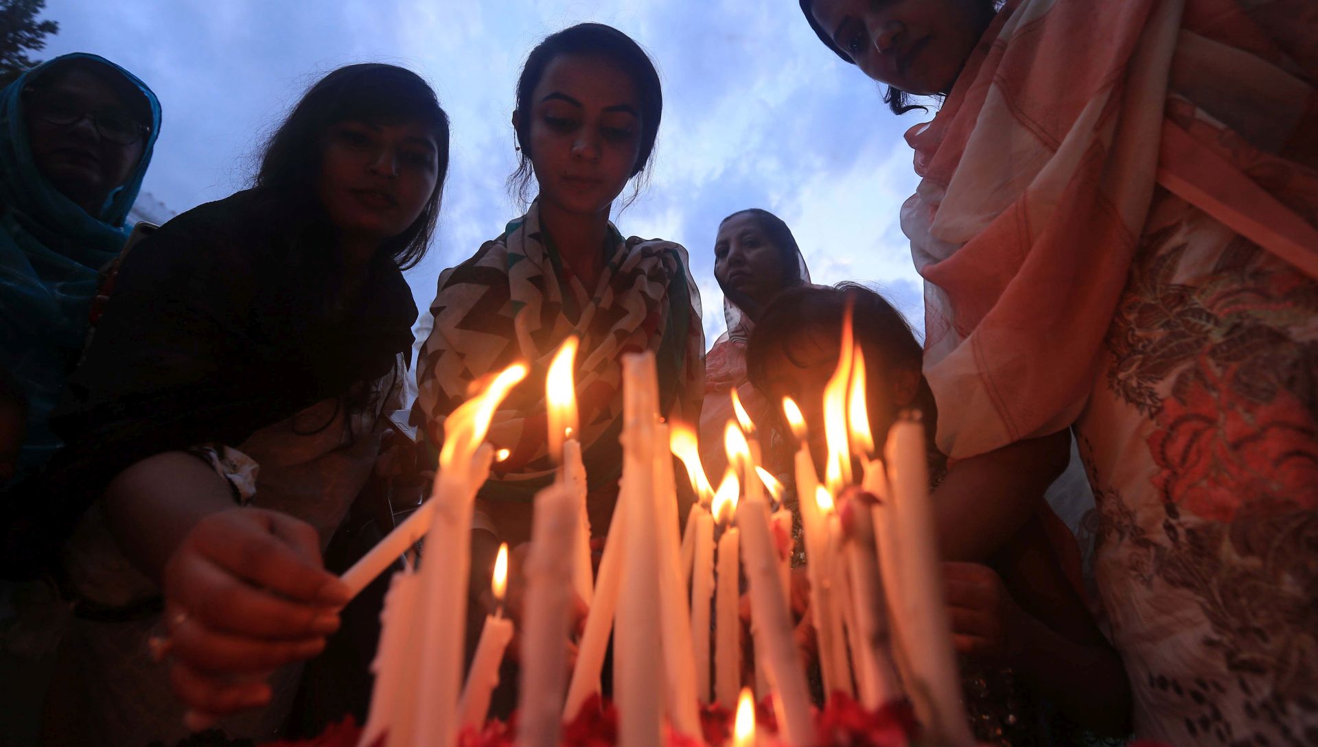 epa07525845 Pakistani Christians light candles to commemorate the victims of the Sri Lanka bombing, in Peshawar, Pakistan, 24 April 2019. According to police at least 320 people were killed in a coordinated series of blasts during the Easter Sunday service at churches and hotels in Sri Lanka on 21 April 2019.  EPA/BILAWAL ARBAB