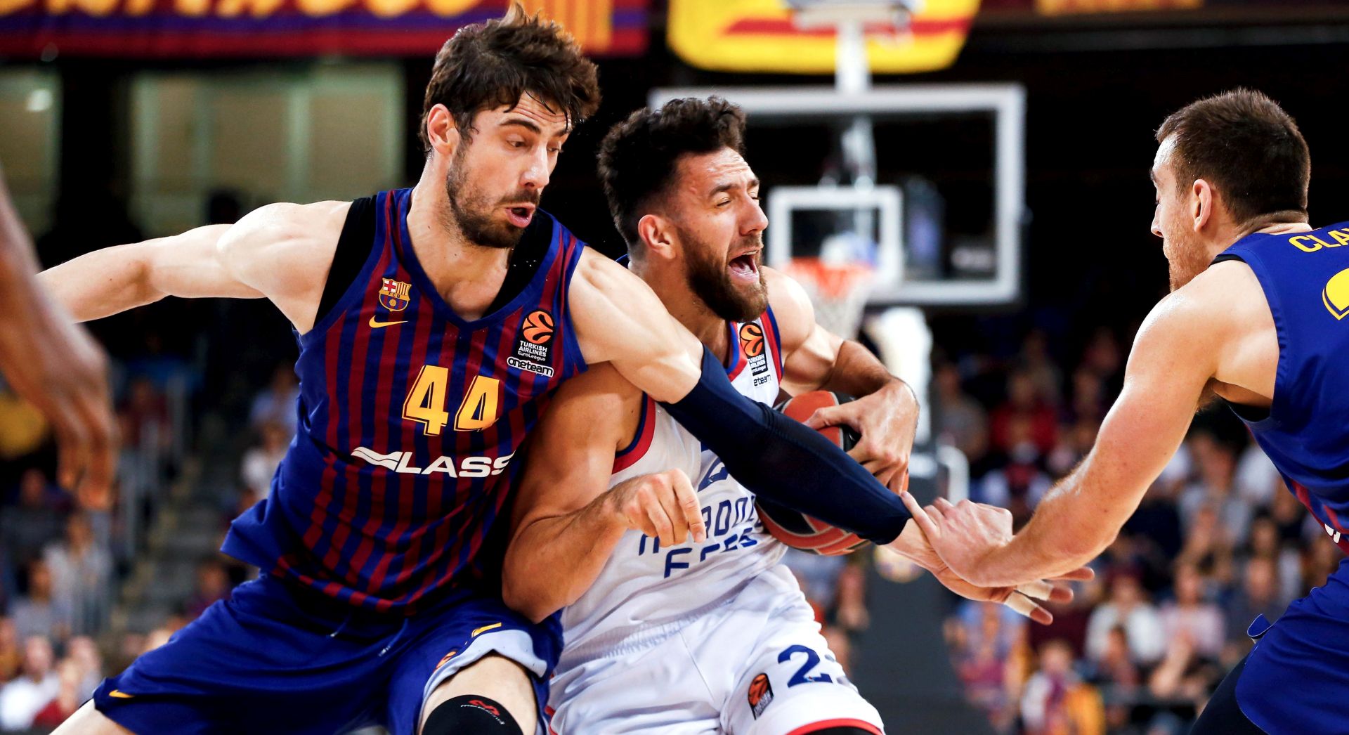 epa07526007 Anadolu Efes' Vaslije Micic (R) in action against FC Barcelona Lassa's Ante Tomic (L) during the Euroleague playoff basketball match at the Palau Blaugrana in Barcelona, Spain, 24 April 2019.  EPA/Enric Fontcuberta
