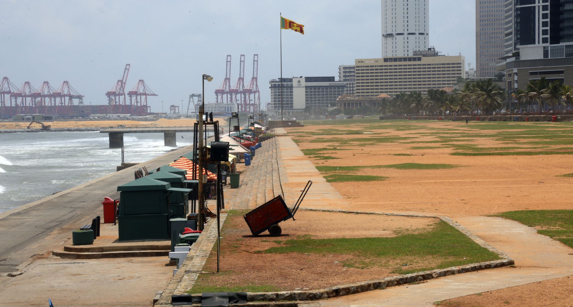 epa07526909 A view on empty Galle Face ocean-side or beach in Colombo, Sri Lanka, 25 April 2019. According to the news reports, most public places have no people around as security agencies continue to find suspected bomb detonators after at least 320 people were killed in a coordinated series of blasts during the Easter Sunday service at churches and hotels in Sri Lanka on 21 April 2019.  EPA/M.A. PUSHPA KUMARA