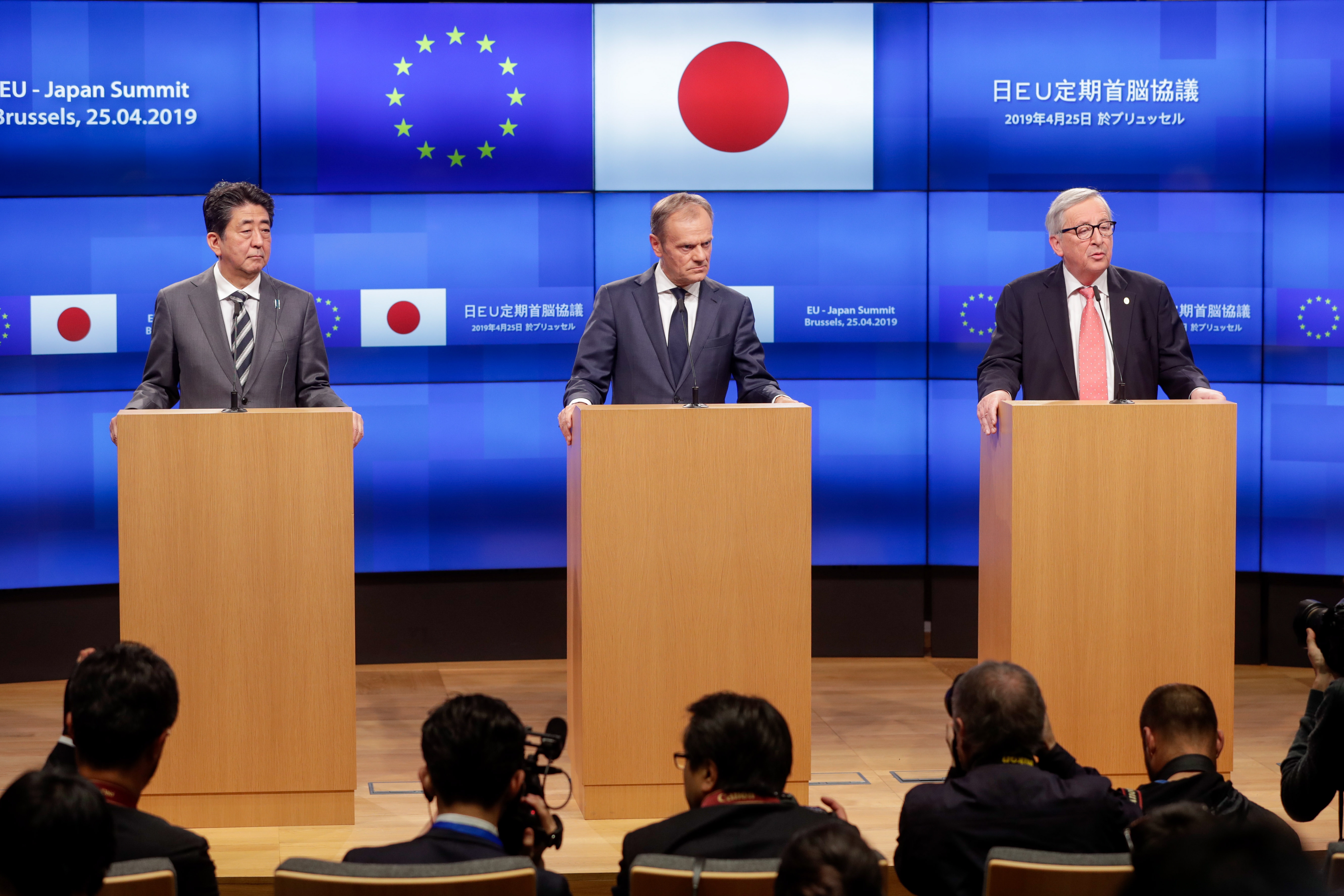 epa07528143 (L-R) Japanese Prime Minister Shinzo Abe, European Council President Donald Tusk, and European Commission President Jean-Claude Juncker give a joint press conference at the end of a EU-Japan summit meeting at the European Council in Brussels, Belgium, 25 April 2019. Abe is on an international tour preparing the G20 Summit and discussed trade, bilateral ties and North Korea.  EPA/STEPHANIE LECOCQ