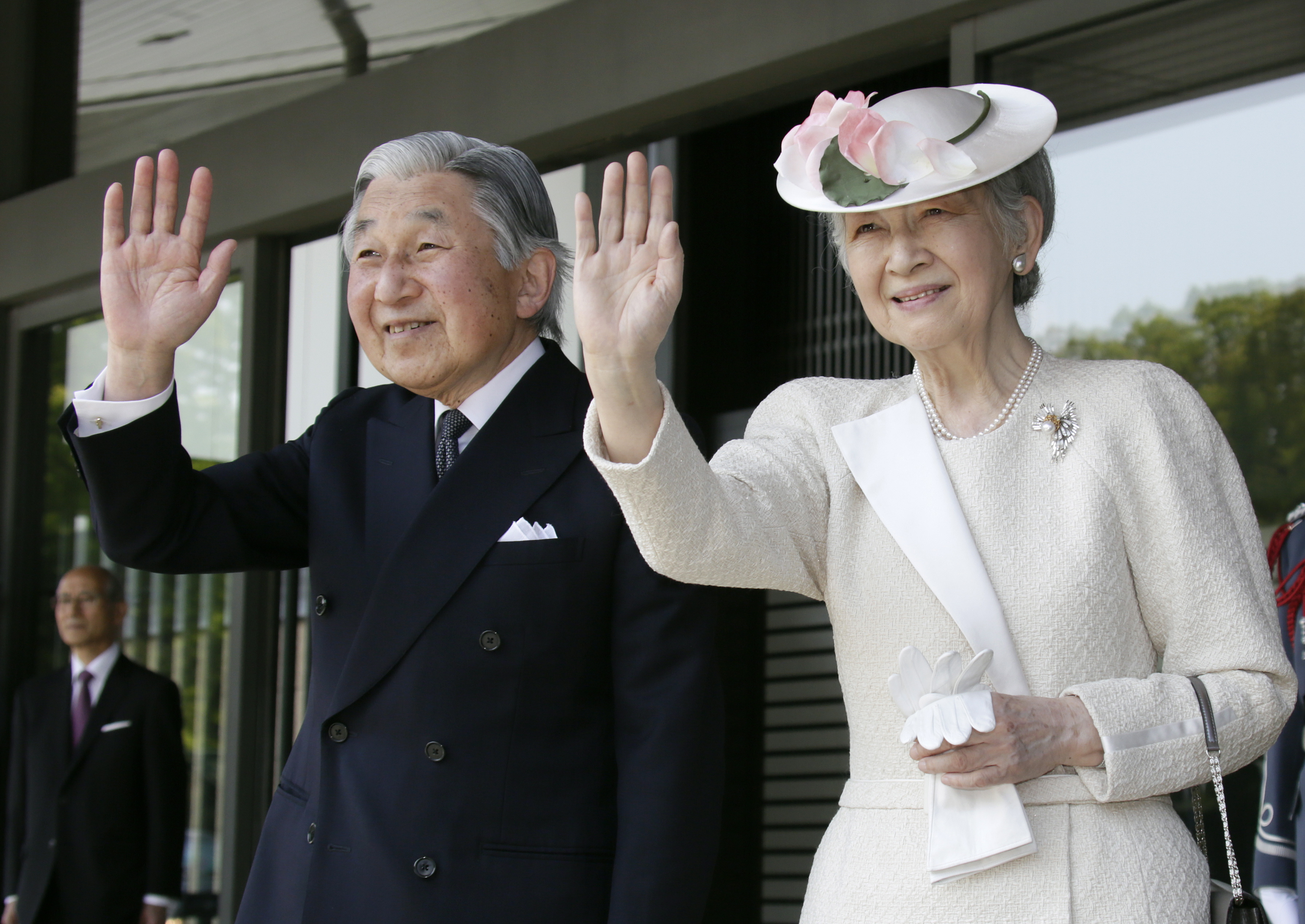 epa07530133 (FILE)A file photo dated 24 April 2014 shows Japan's Emperor Akihito and Emperss Michiko (R) wave to US President Barack Obama after the welcoming ceremony at the Imperial Palace in Tokyo, Japan. Emperor Akihito will abdicate on 30 April 2019 and Crown Prince Naruhito, first son of the Emperor and Empress will succeed Akihito and ascend the Chrysanthemum throne on 01 May 2019. It will be the first abdication by Japanese emperor in about two centuries.  EPA/KIMIMASA MAYAMA/POOL