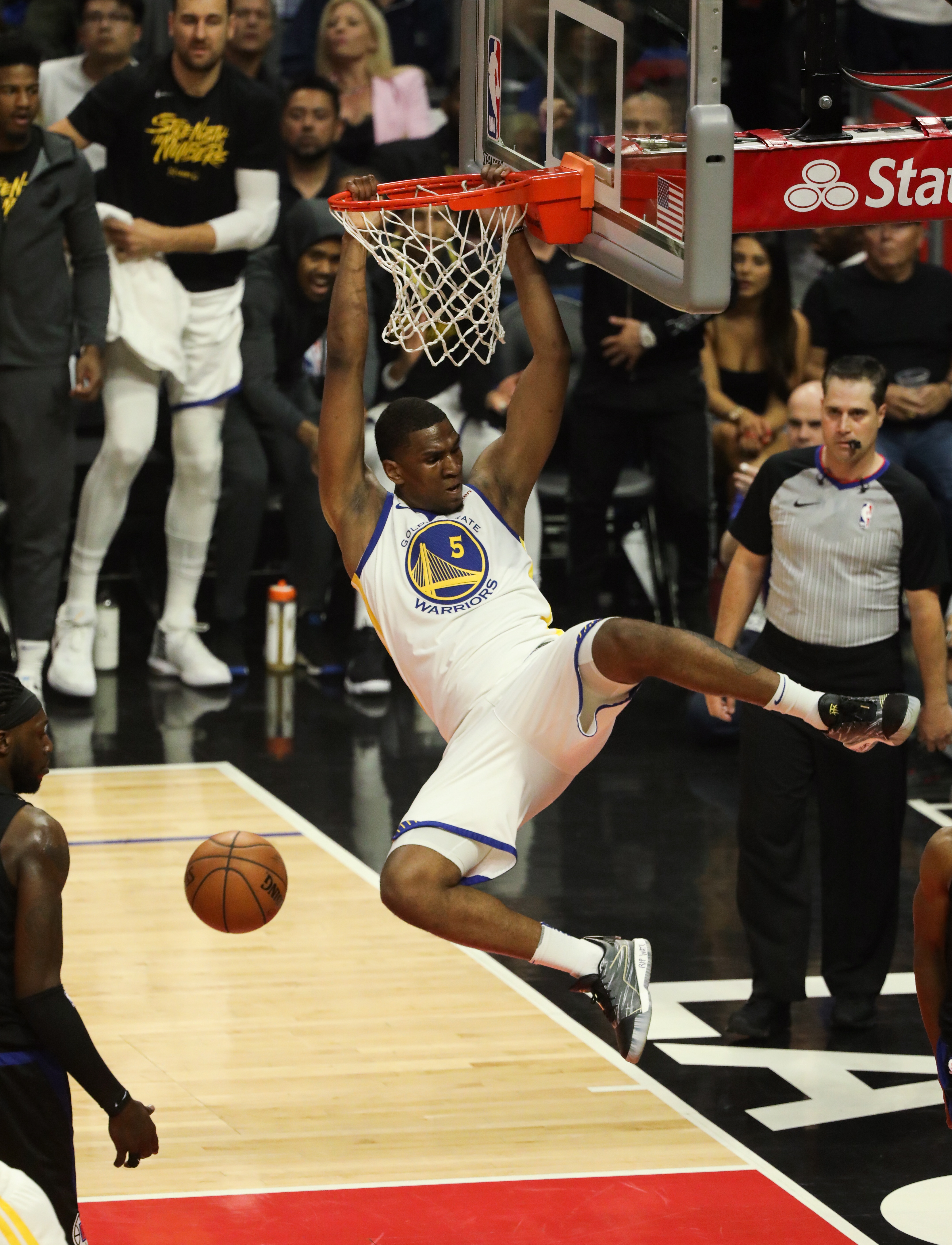 epa07531310 Golden State Warriors forward Kevon Looney dunks against the Los Angeles Clippers during the NBA Western Conference Playoffs basketball game six between the Golden State Warriors and Los Angles Clippers at the Staples Center in Los Angeles, California, USA, 26 April 2019.  EPA/EUGENE GARCIA SHUTTERSTOCK OUT