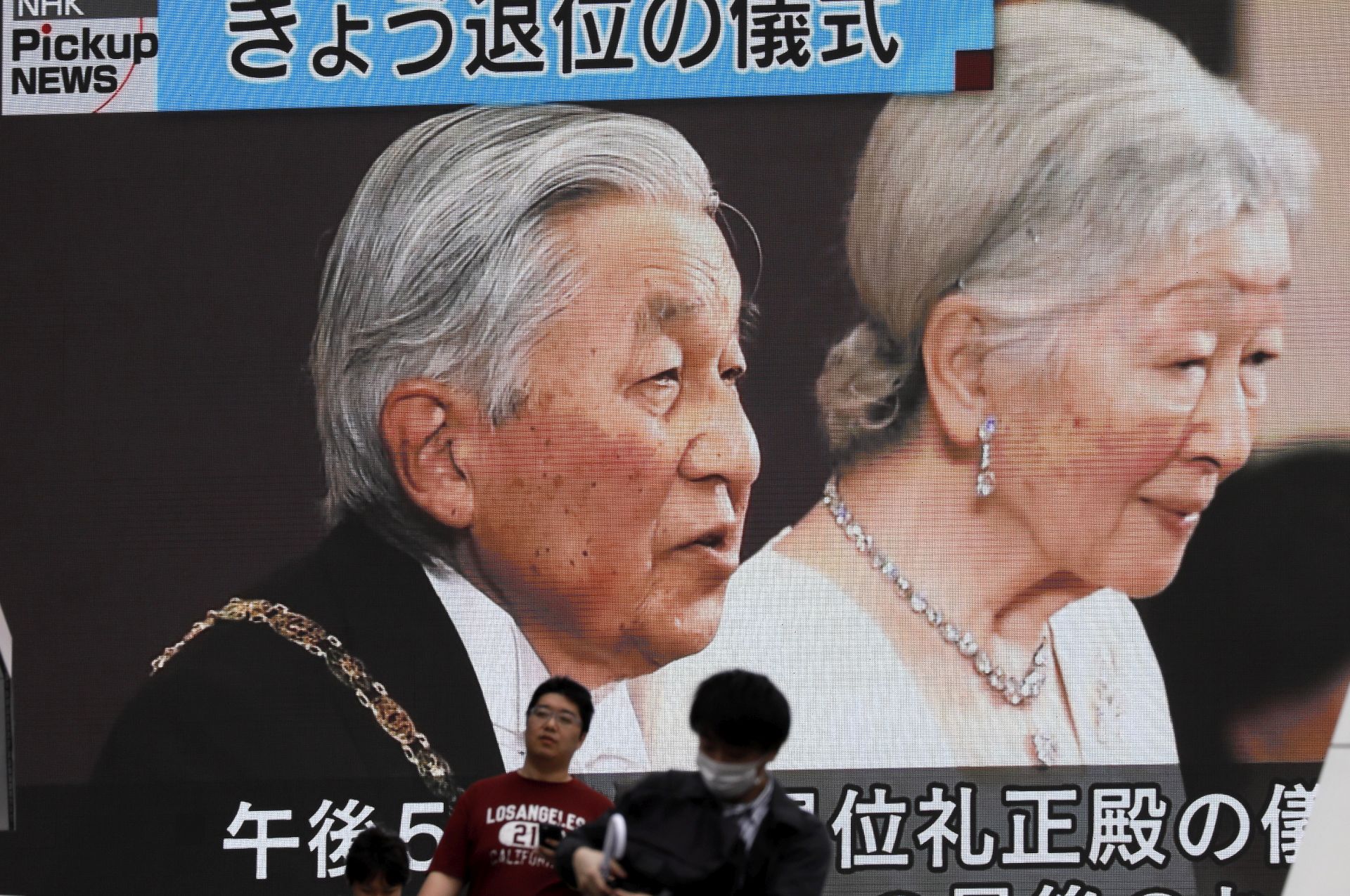 epa07537392 A huge screen displays news of abdication of Japan's Emperor Akihito in Tokyo, Japan, 30 April 2019. Emperor Akihito, 85, is the first Japanese emperor to abdicate the throne in the modern era. His successor is his eldest son, who will be crowned emperor on 01 May, which will mark the beginning of the Reiwa period. He is expected to formally ascend to the throne during an enthronement ceremony in October 2019.  EPA/KIMIMASA MAYAMA
