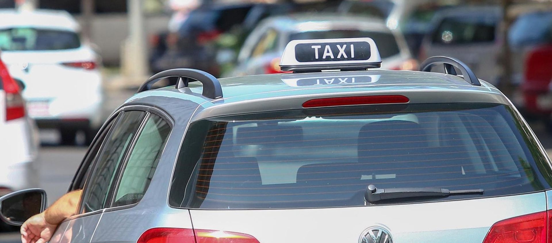 08.06.2018., Zagreb - Vozaci Ubera od 02.06. na svojim automobilima moraju imati taksi oznake kako bi se uskladili s novim Zakonom o cestovnom prometu. Photo: Matija Habljak/PIXSELL