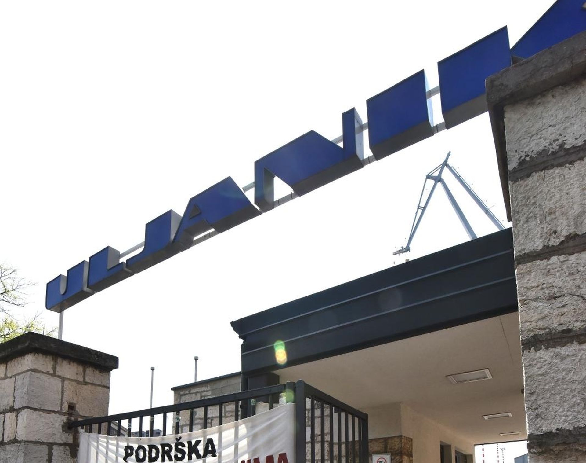 10.04.2019., Pula - Na glavnoj ulaznoj porti brodogradilista Uljanik danas postavljen transparent s pozivom na strajk gladju.
Photo: Dusko Marusic /PIXSELL