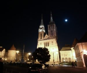 14.11.2016., Zagreb - Super Mjesec pojavio se i iznad samog centra grada. Astronomski spektakl u kojem je Mjesec ove noci najblize zemlji u posljednjih 86 godina. Mjesec ce danas od Zemlje biti udaljen samo 356.508 km i trebao bi nam se ciniti puno veci i sjajnij.
Photo: Sanjin Strukic/PIXSELL