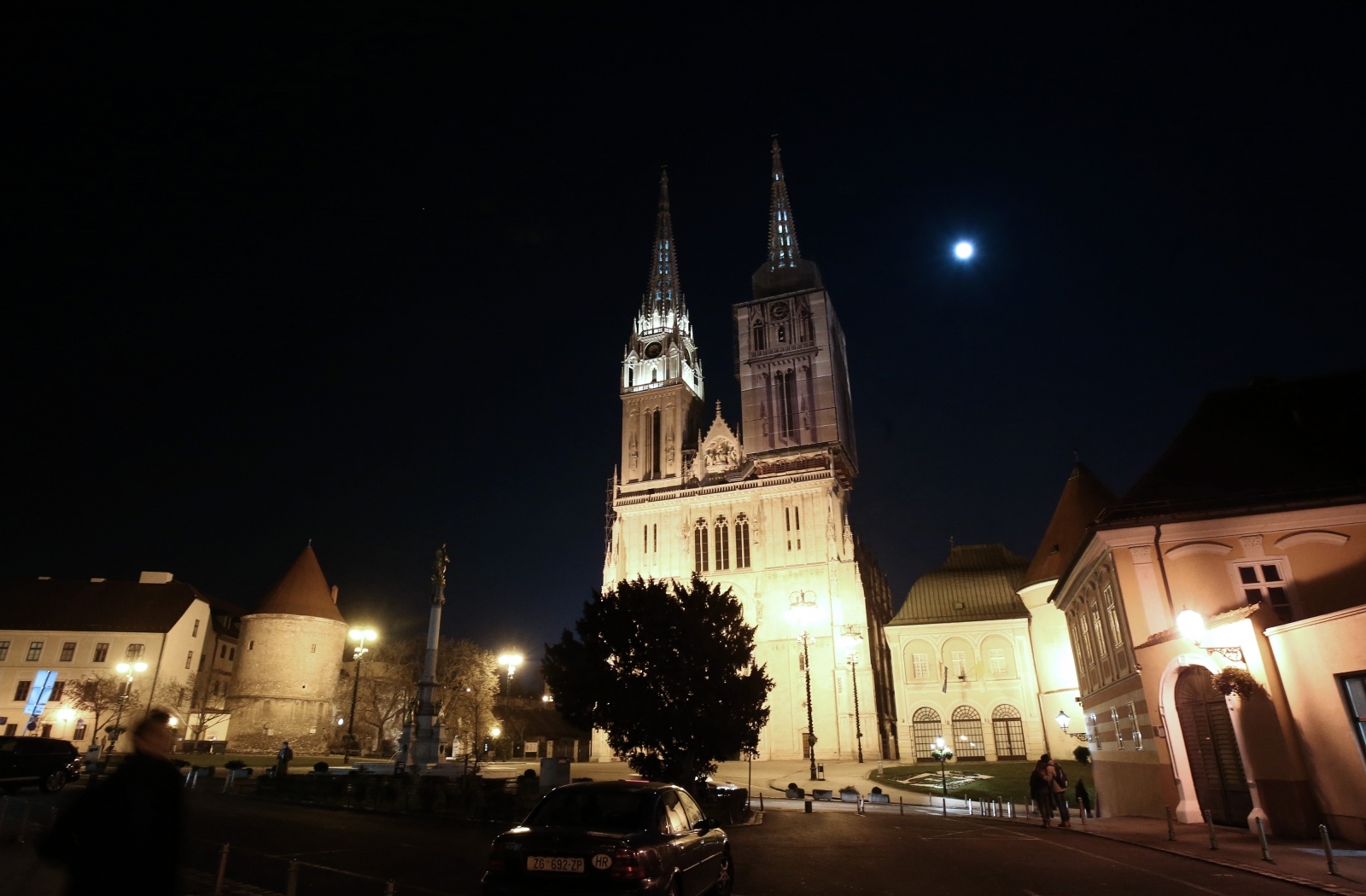 14.11.2016., Zagreb - Super Mjesec pojavio se i iznad samog centra grada. Astronomski spektakl u kojem je Mjesec ove noci najblize zemlji u posljednjih 86 godina. Mjesec ce danas od Zemlje biti udaljen samo 356.508 km i trebao bi nam se ciniti puno veci i sjajnij.
Photo: Sanjin Strukic/PIXSELL