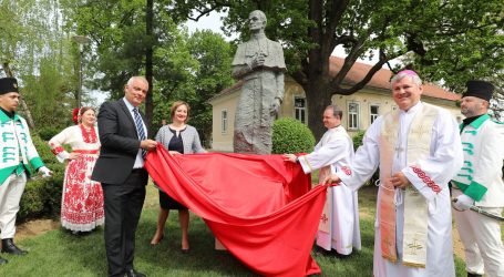 Otkriven spomenik nadbiskupu Josipu Jurju Posiloviću  u Ivanić-Gradu