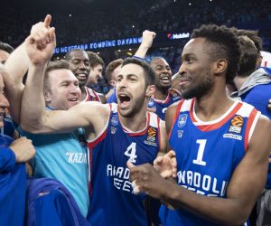 epa07541146 Anadolu Efes' Rodrigue Beaubois (R) and Dogus Balbay (C) and players celebrate after winning against Barcelona at the Euroleague play offs basketball match between Anadolu Efes and Barcelona in Istanbul, Turkey 01 May 2019.  EPA/TOLGA BOZOGLU