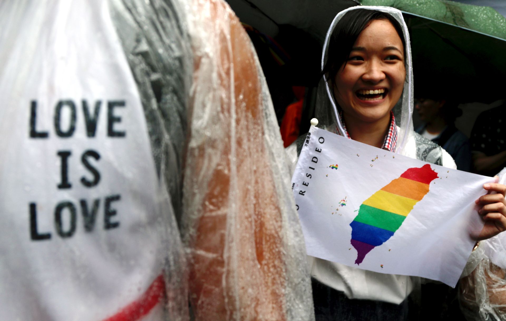 epa07577473 Supporters of same-sex marriage gather outside the parliament building as a bill for marriage equality is debated by parliamentarians in Taipei, Taiwan, 17 May 2019. According to news reports, on 24 May, Taiwan could become the first Asian country to legalize same-sex marriage. So far nearly 300 gay and lesbian couples have applied to register for legal union on the day the bill is to come into effect.  EPA/RITCHIE B. TONGO