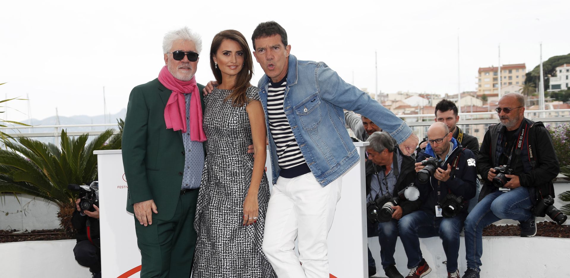 epa07580158 (L-R) Spanish director Pedro Almodovar, Spanish actress Penelope Cruz and Spanish actor Antonio Banderas pose during the photocall for 'Dolor y Gloria' (Pain and Glory) at the 72nd annual Cannes Film Festival, in Cannes, France, 18 May 2019. The movie is presented in the Official Competition of the festival which runs from 14 to 25 May.  EPA/GUILLAUME HORCAJUELO