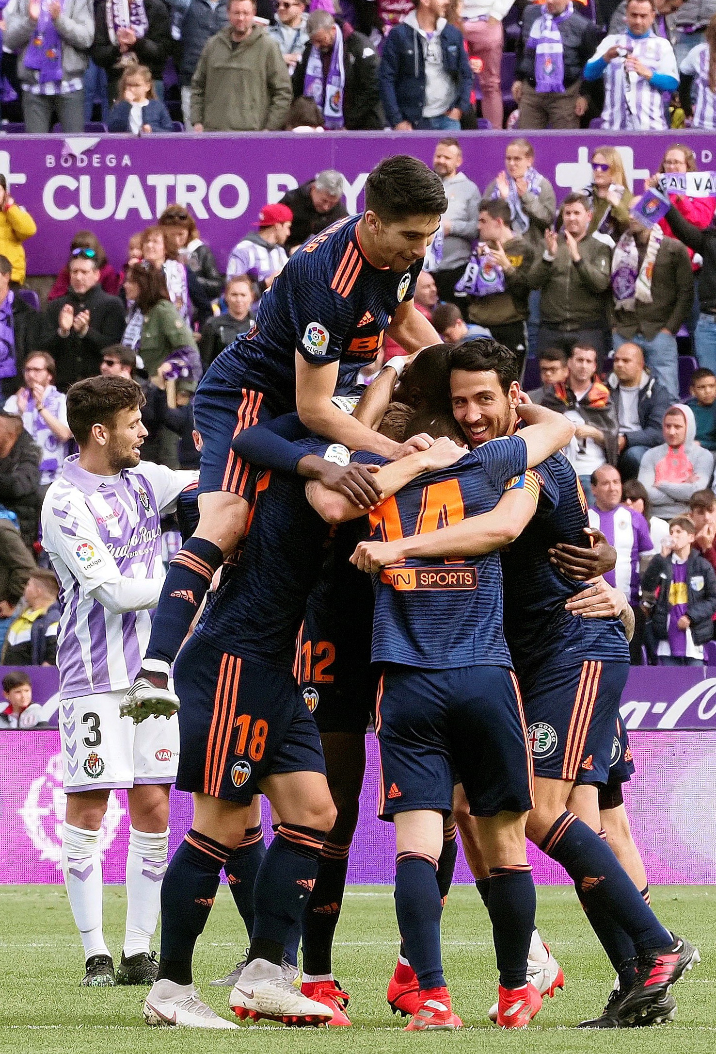 epa07582131 Valencia's players celebrate the team's classificaiton for the Champions League following a Spanish LaLiga soccer match between Valladolid and Valencia at the Jose Zorrilla stadium in Valladolid, Spain, 18 May 2019.  EPA/R. GARCIA