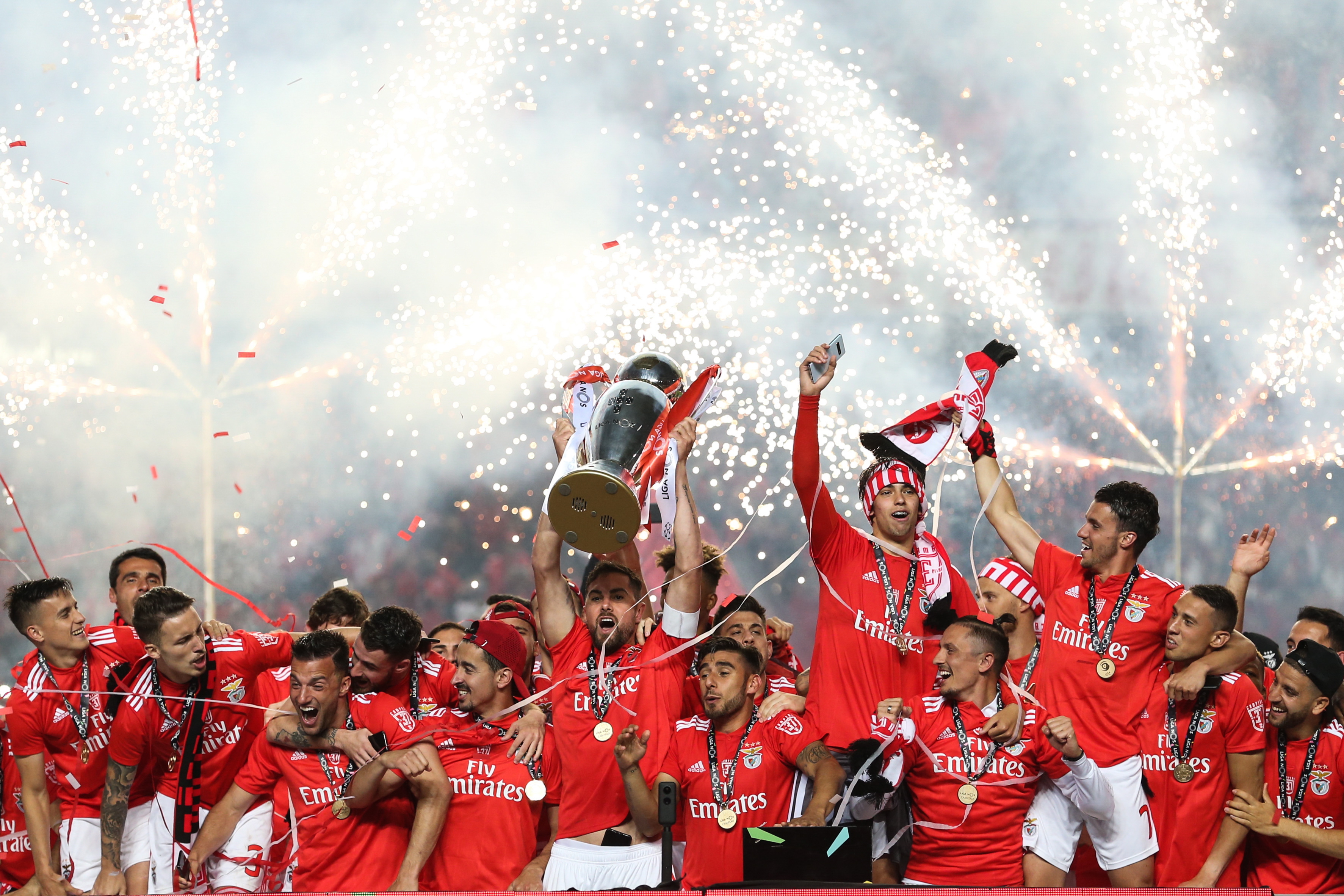 epa07582711 Benfica players lift the trophy after winning the Portuguese First League soccer title after their Portuguese First League soccer match Benfica vs Santa Clara held at Luz Stadium in Lisbon, Portugal, 18 May 2019.  EPA/ANTONIO COTRIM