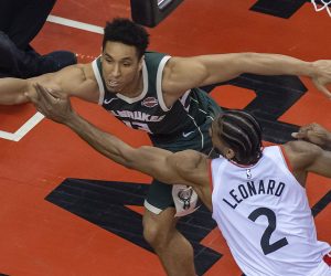 epa07585769 Milwaukee Bucks guard Malcolm Brogdon (L) loses control of the ball as Toronto Raptors forward Kawhi Leonard (R) defends in the first quarter of the NBA Eastern Conference Finals Game 3 basketball game between the Toronto Raptors and Milwaukee Bucks at Scotiabank Arena in Toronto, Canada, 19 May 2019.  EPA/WARREN TODA  SHUTTERSTOCK OUT