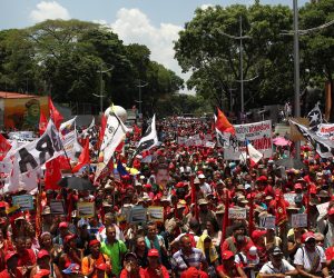 epa07587356 Supporters of Chavism march, in Caracas, Venezuela, 20 May 2019, to celebrate the first anniversary of the elections, of which President Nicolas Maduro claimed the victory, which have not been recognized by the international community on the grounds of alleged irregularities.  EPA/Raul Martinez
