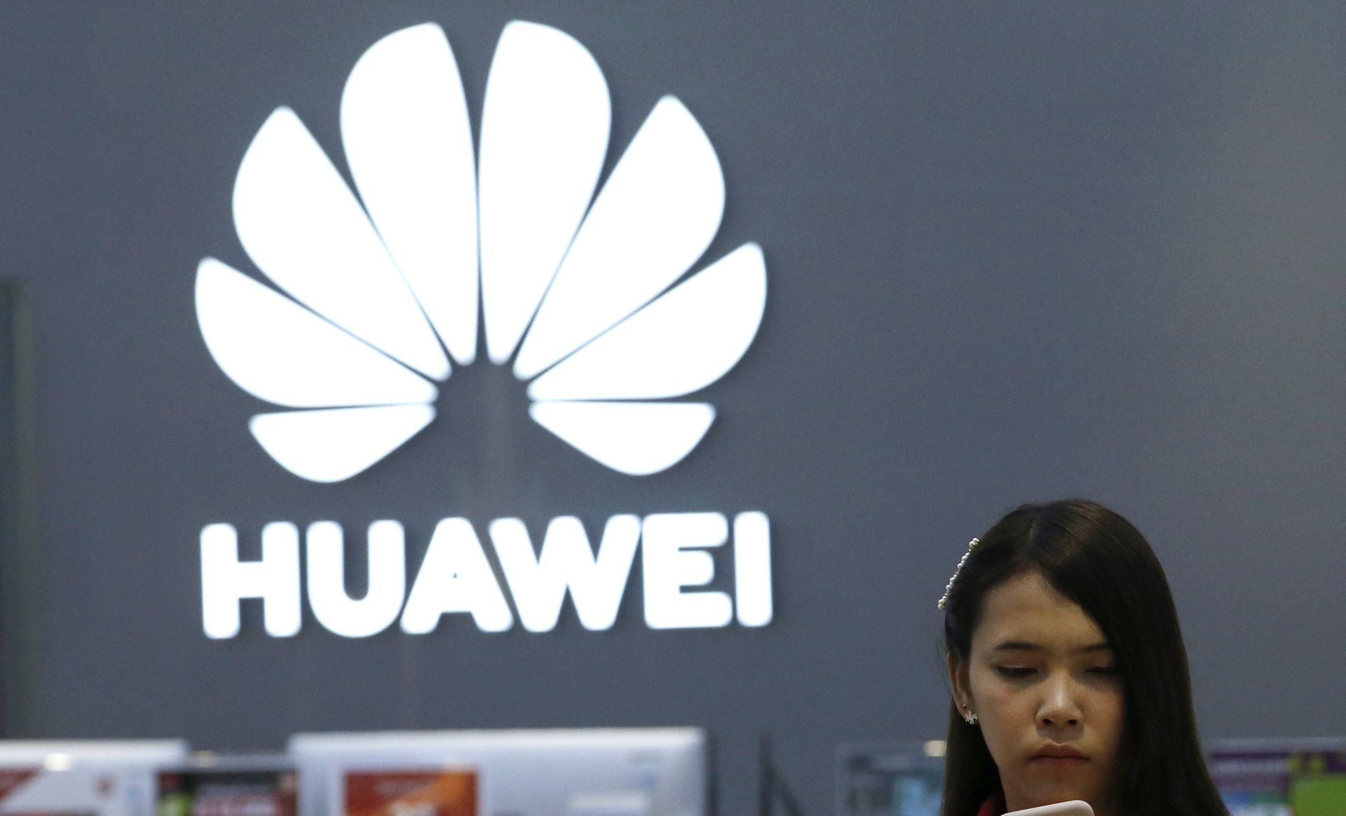 epa07588398 A Thai employee checks a Huawei smartphone at a Huawei store in Bangkok, Thailand, 21 May 2019. The US based multinational technology company Google halted business with Huawei after the US President signed an executive order declaring the Chinese giant telecommunication company, Huawei on a trade blacklist over national security concerns and issuing restrictions that will hamper the Chinese giant smartphone's efforts to do business with US companies causing Huawei will lose access to updates for the Android operating system.  EPA/RUNGROJ YONGRIT