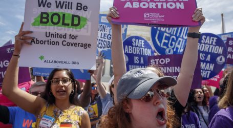 Stotine Amerikanaca pred Vrhovnim sudom prosvjeduju protiv zabrane pobačaja