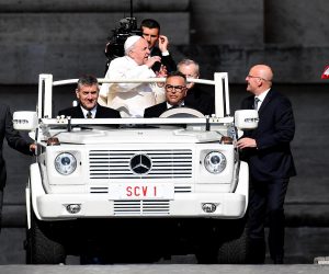 epa07591052 Pope Francis (C) arrives to lead the weekly general audience in Saint Peter's Square, Vatican City, 22 May 2019.  EPA/ETTORE FERRARI