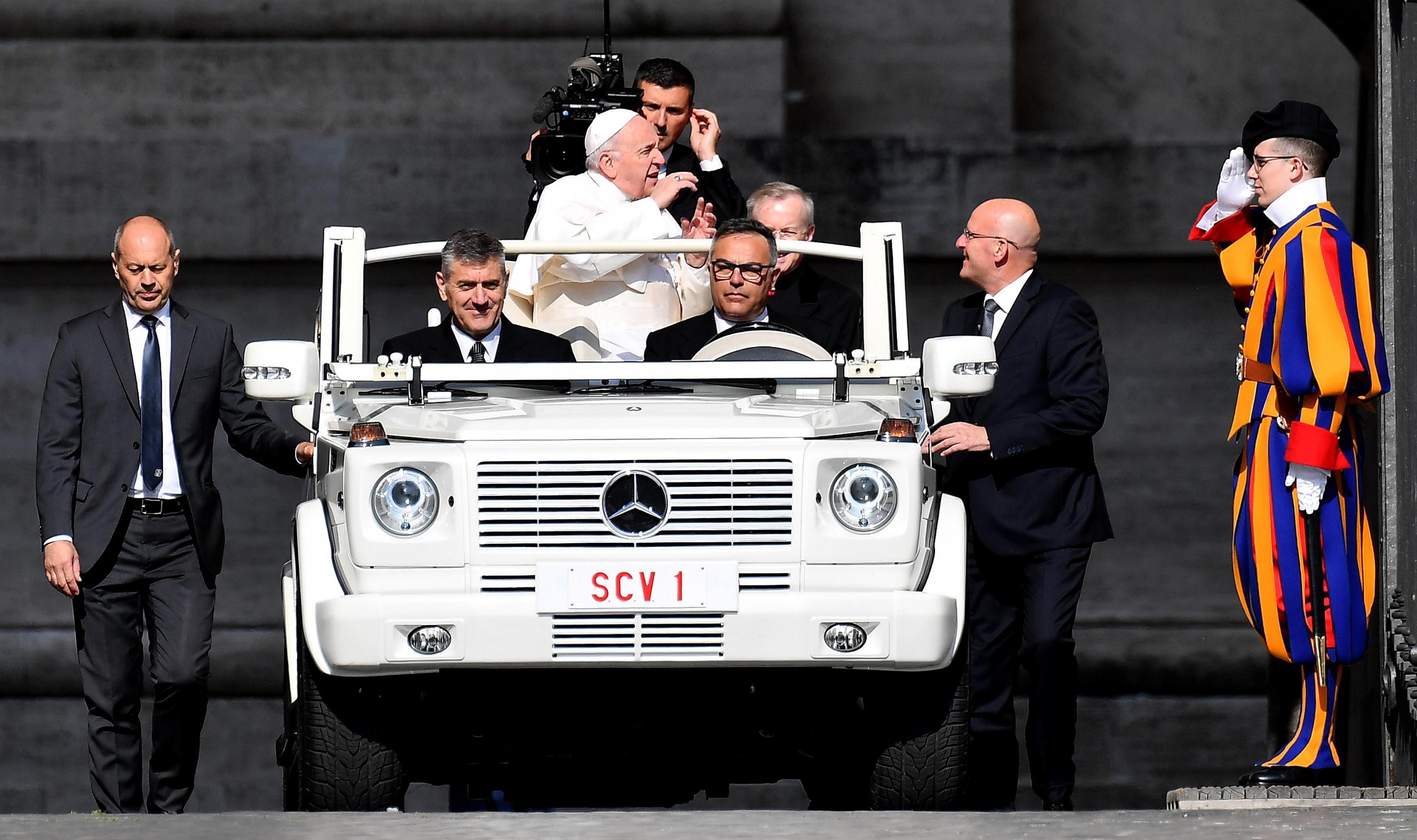 epa07591052 Pope Francis (C) arrives to lead the weekly general audience in Saint Peter's Square, Vatican City, 22 May 2019.  EPA/ETTORE FERRARI