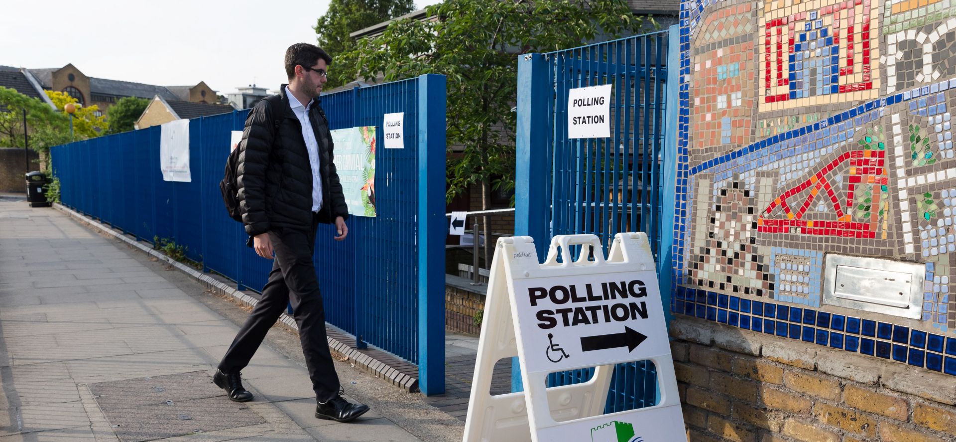 epa07593386 A voter arrives to cast their vote in the European Elections at a polling station in Tower Hamlets, London, Britain, 23 May 2019. The European Parliament election is held by member countries of the European Union (EU) from 23 to 26 May 2019.  EPA/VICKIE FLORES