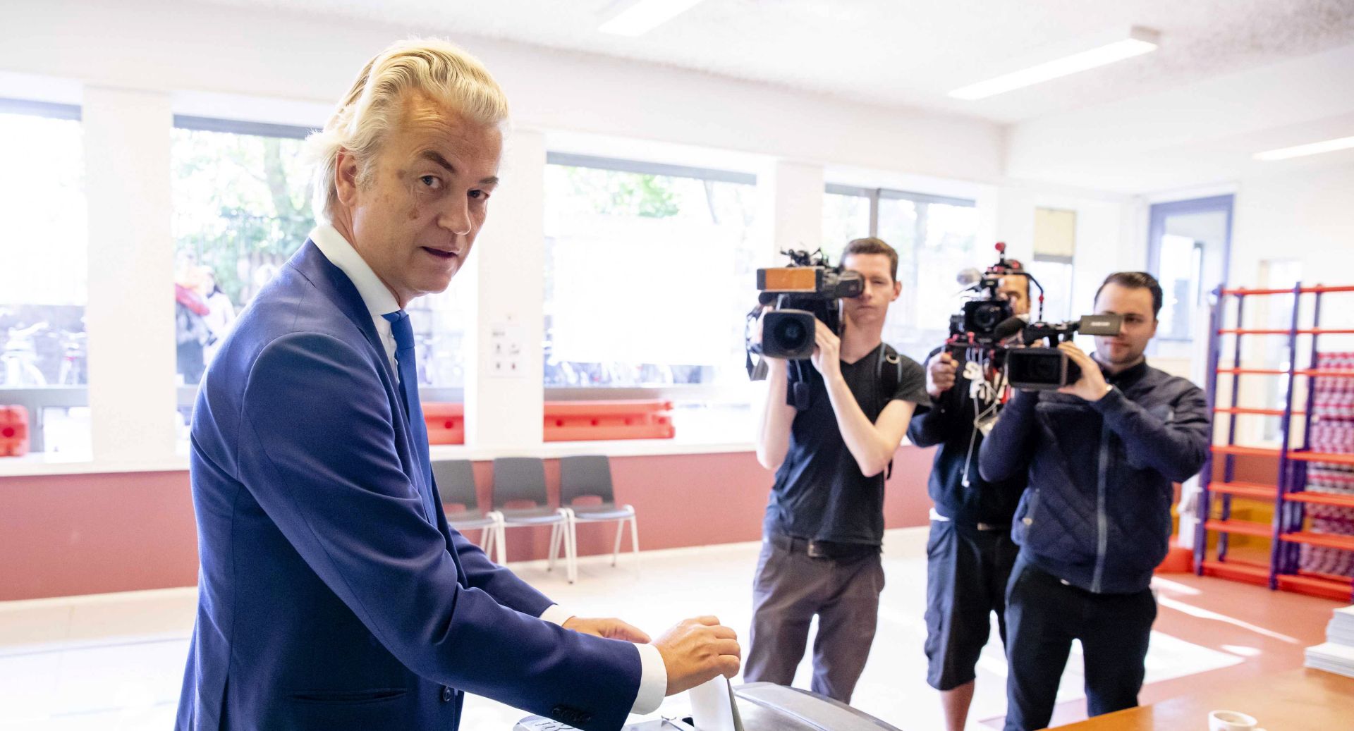 epaselect epa07593395 Dutch populist politician Geert Wilders of the 'Partij voor de Vrijheid' (Party for Freedom, or PVV) casts his vote at the polling station in The Hague, The Netherlands, 23 May 2019. The European Parliament election are held by member countries of the European Union (EU) from 23 to 26 May 2019.  EPA/BART MAAT