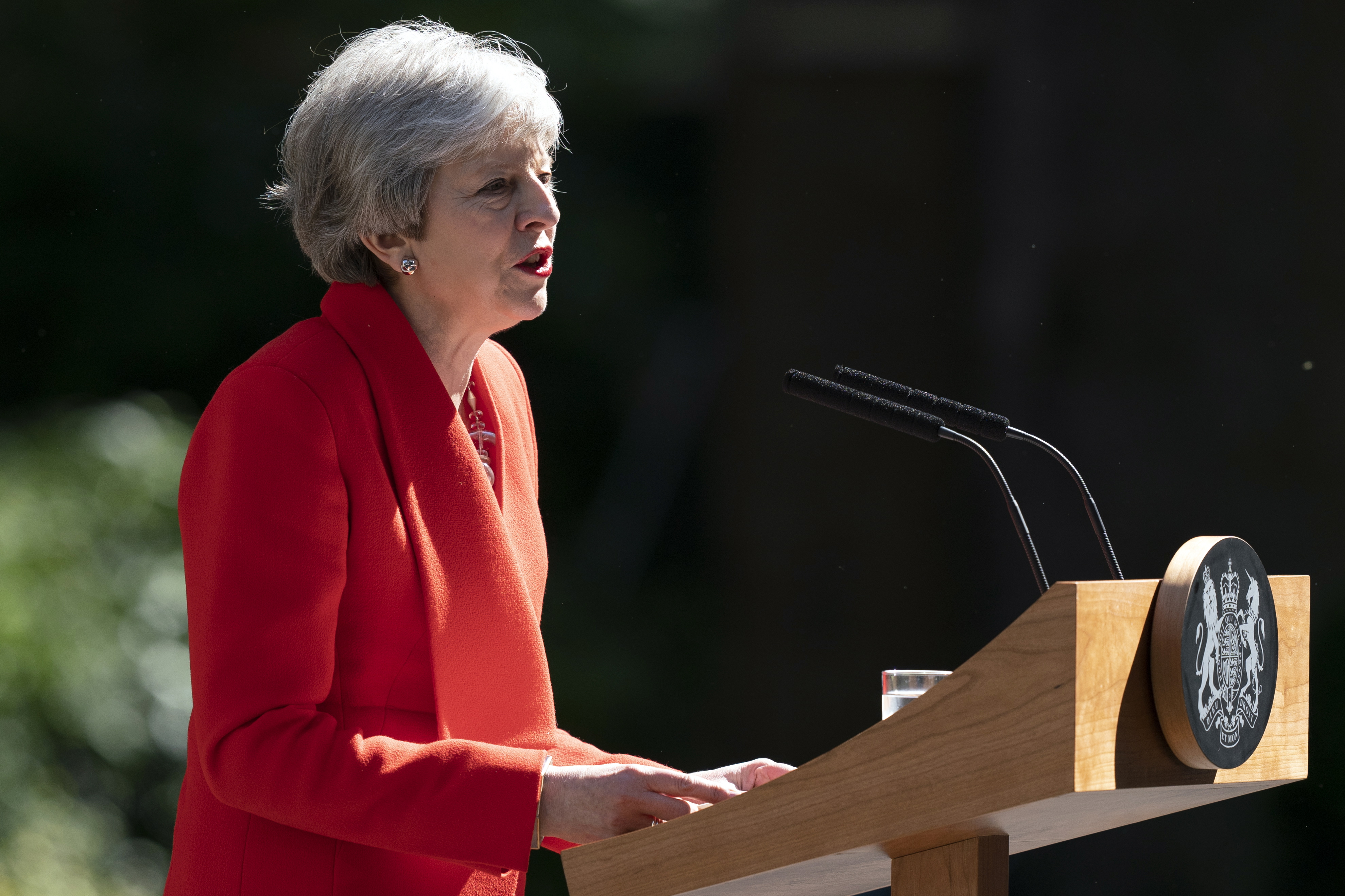 epa07596640 British Prime Minister Theresa May addresses the media to announce her resignation, outside 10 Downing Street, Central London, Britain, 24 May 2019. Mrs May announced she will resign as Prime Minister on 07 June 2019 in the meantime triggering a leadership contest to succeed her as the leader of the governing Conservative Party.  EPA/WILL OLIVER