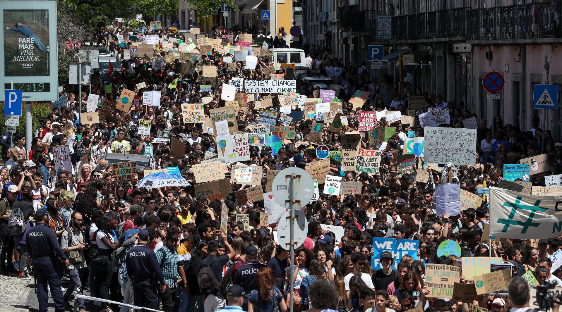 epa07597184 Students demonstrate during a Climate Strike protest in Lisbon, Portugal, 24 May 2019. Students from several countries worldwide plan to skip class Friday in protest over their governments' failure to act against global warming.  EPA/Inacio Rosa