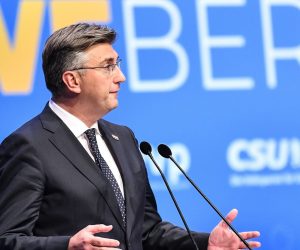 epa07598021 Croatian Prime Minister Andrej Plenkovic speaks during the EPP's final campaign rally for the European Parliament elections in Munich, Germany, 24 May 2019. The European Parliament election is held by member countries of the European Union (EU) from 23 to 26 May 2019.  EPA/PHILIPP GUELLAND