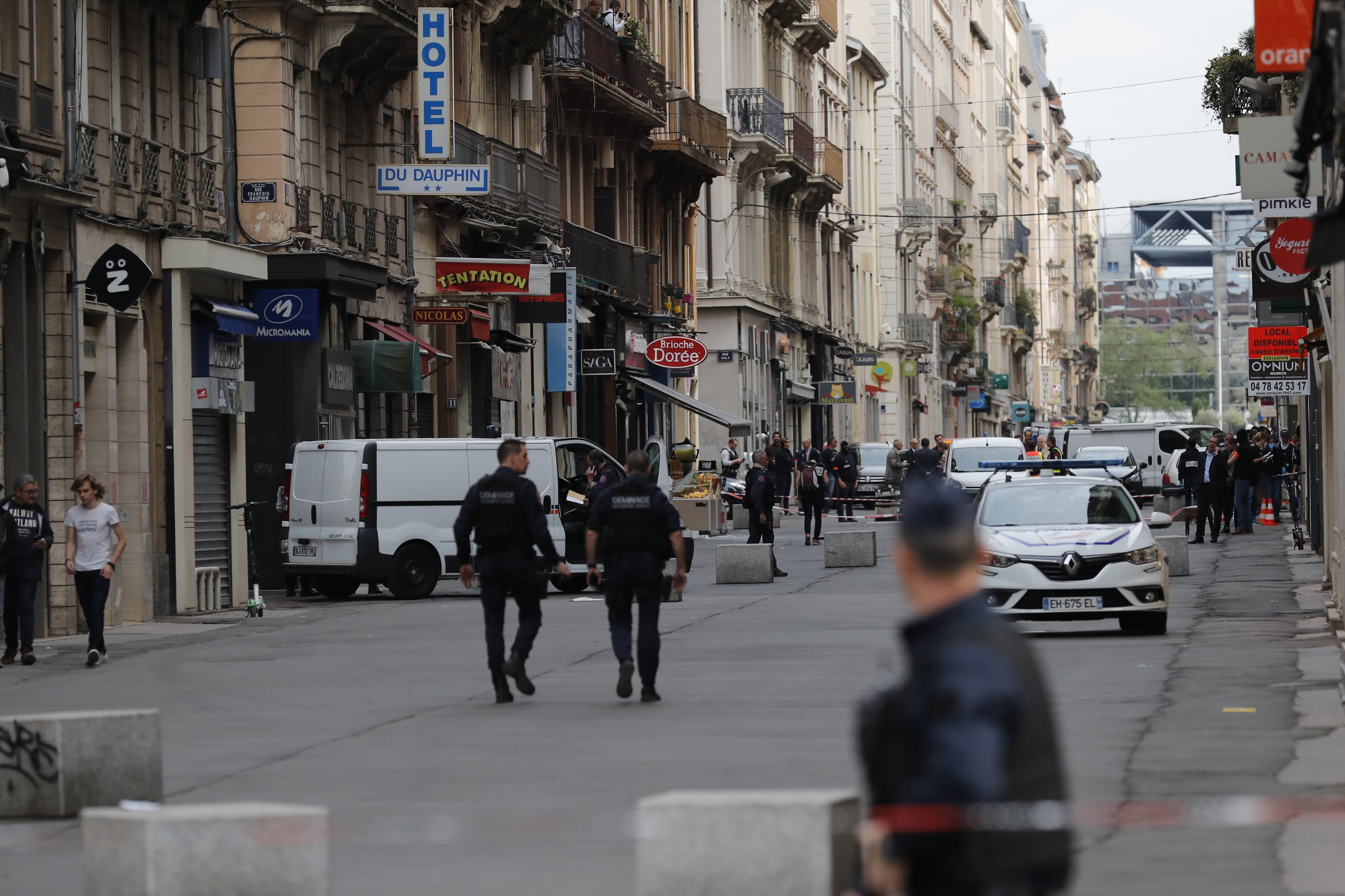 epa07598500 French police forces secure a perimeter after a suspected package exploded in rue Victor Hugo in the center of Lyon, France, 24 May 2019. The blast has wounded at least eight people, according to authorities. French president Emmanuel Macron has called it an 'attack'.  EPA/ALEX MARTIN