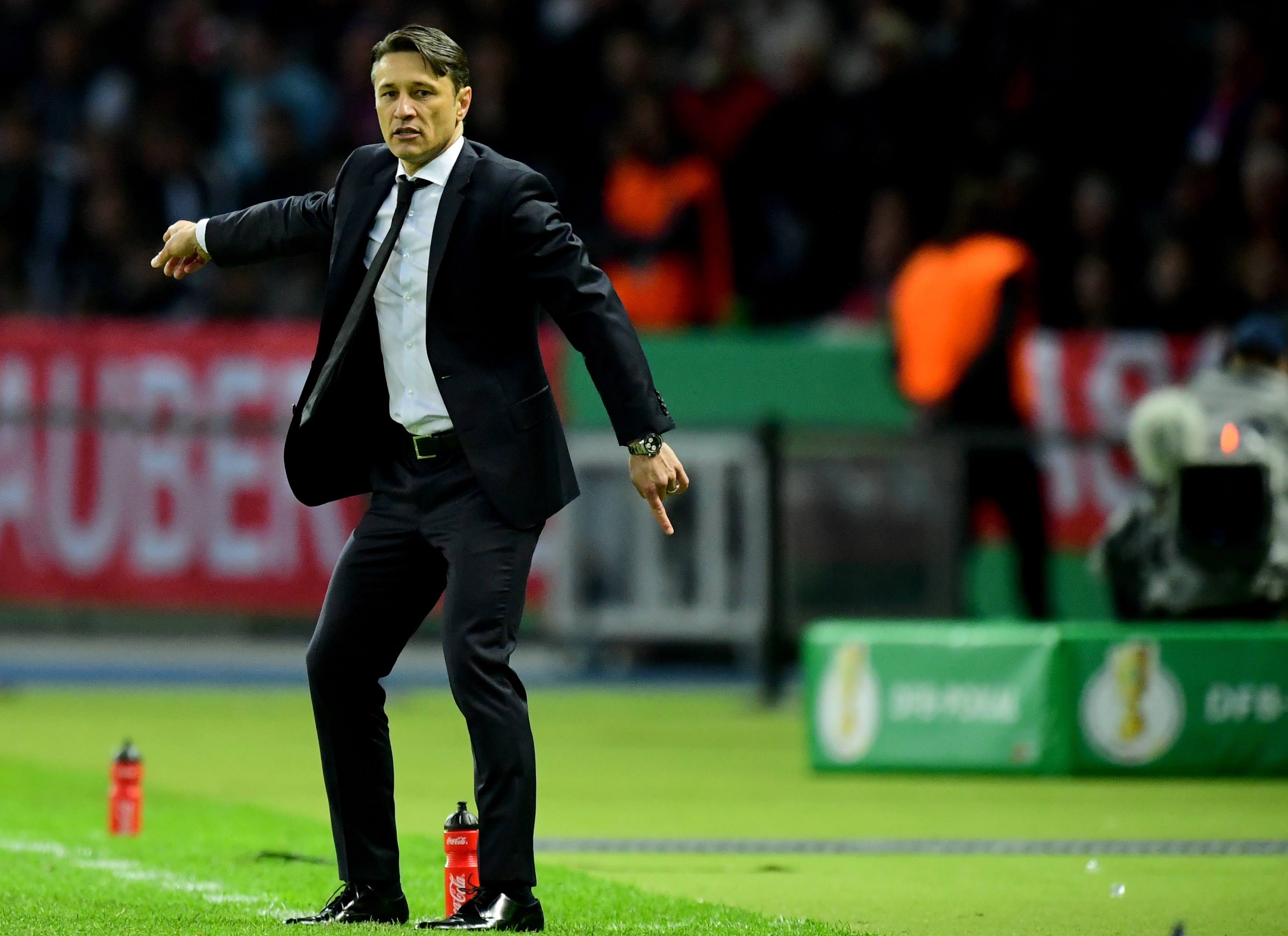 epa07600624 Bayern's head coach Niko Kovac gestures during the German DFB Cup final soccer match between RB Leipzig and FC Bayern Munich in Berlin, Germany, 25 May 2019.  EPA/CLEMENS BILAN CONDITIONS - ATTENTION: The DFB regulations prohibit any use of photographs as image sequences and/or quasi-video.
