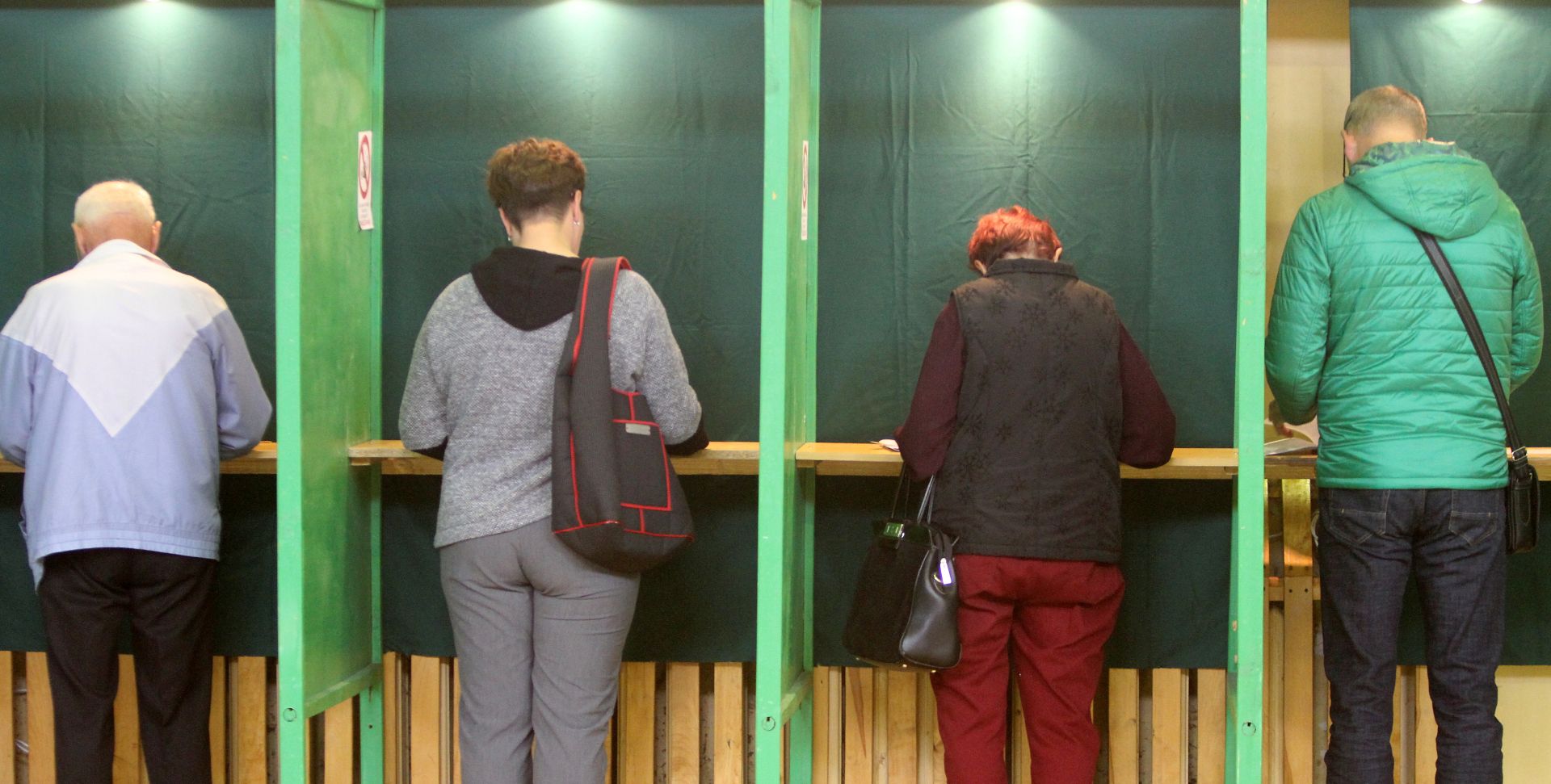 epa07601655 Voters at a polling station prior to casting their ballots at the European Parliament elections and second round of Lithuania's President elections in Pasvalys, Lithuania, 26 May 2019. Lithuania's presidential elections second round takes place on 26 May together with the European Parliament elections held by member countries of the European Union (EU) from 23 to 26 May 2019.  EPA/VALDA KALNINA