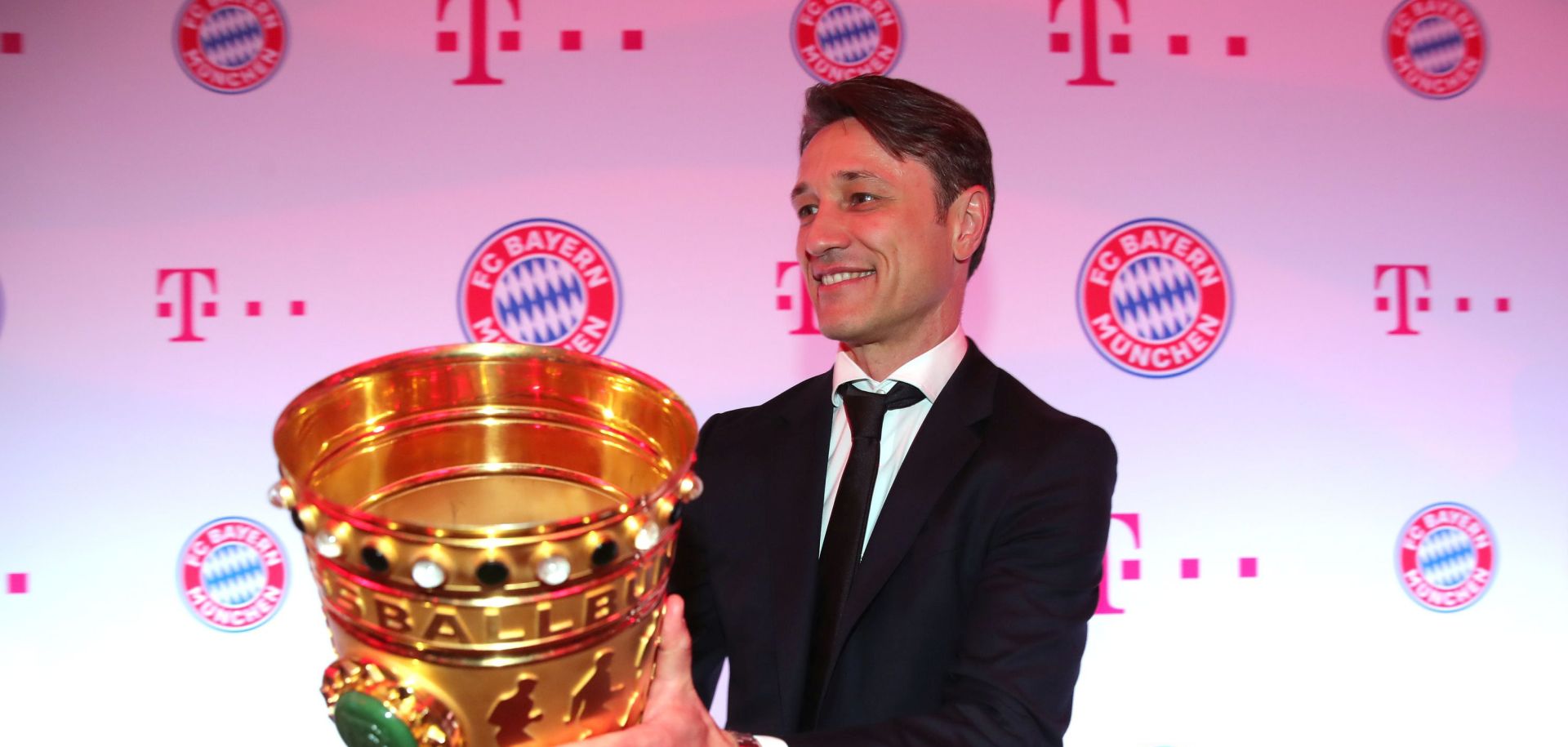 epa07601790 Bayern's head coach Niko Kovac poses with the German DFB Cup trophy during the FC Bayern Muenchen DFB Cup final's night 2019 at Deutsche Telekom's representative office in Berlin, Germany, 26 May 2019.  EPA/ALEXANDER HESSENSTEIN / POOL