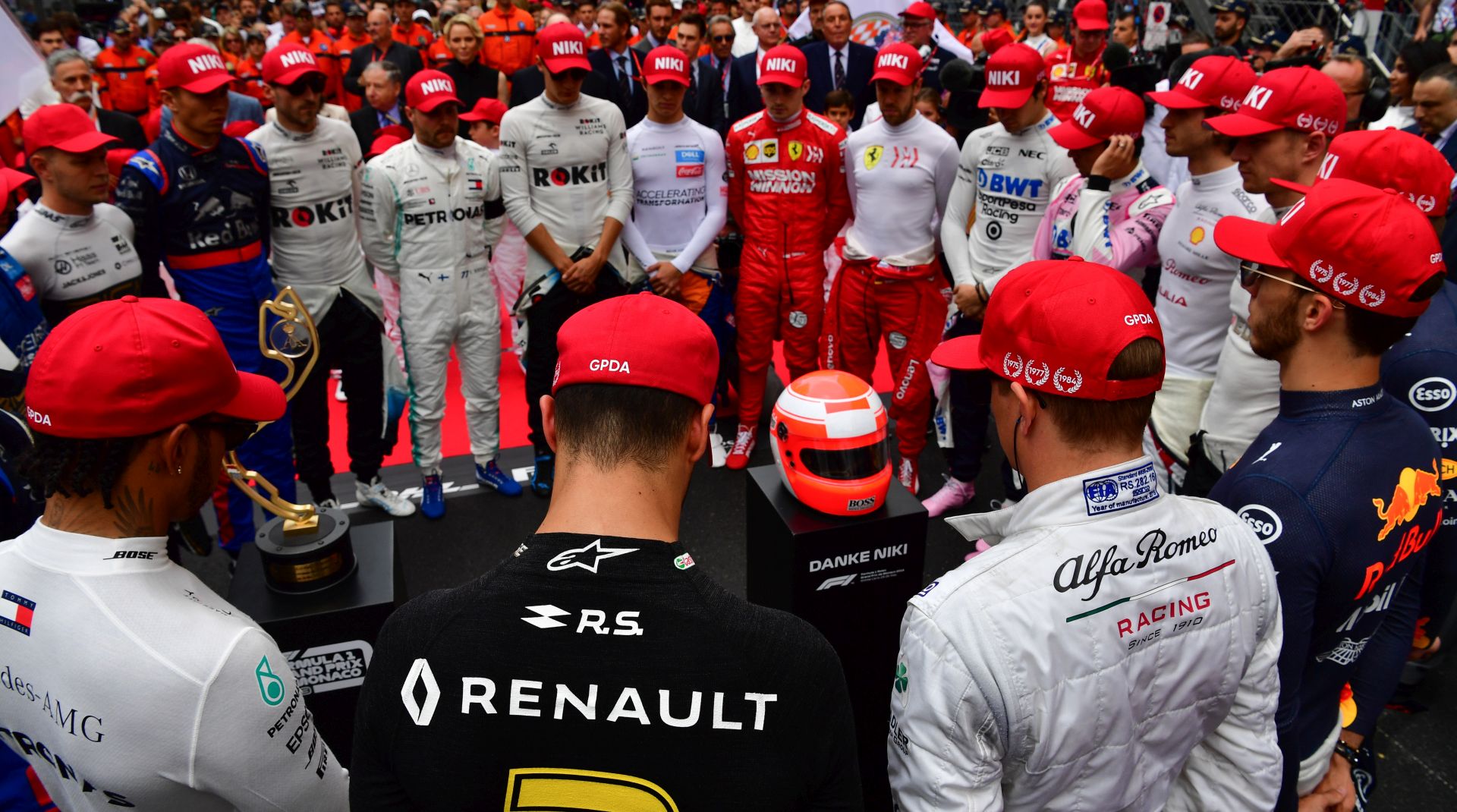 epa07602885 Formula One drivers observe a minute's silence in tribute to late Formula One legend Niki Lauda prior to 2019 Formula One Grand Prix of Monaco at the Monte Carlo circuit in Monaco, 26 May 2019.  EPA/ANDREJ ISAKOVIC / POOL