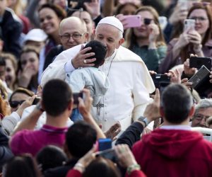 epa07609276 Pope Francis (L) kisses a child during the weekly General Audience in St. Peter's Square, Vatican City, 29 May 2019.  EPA/ANGELO CARCONI