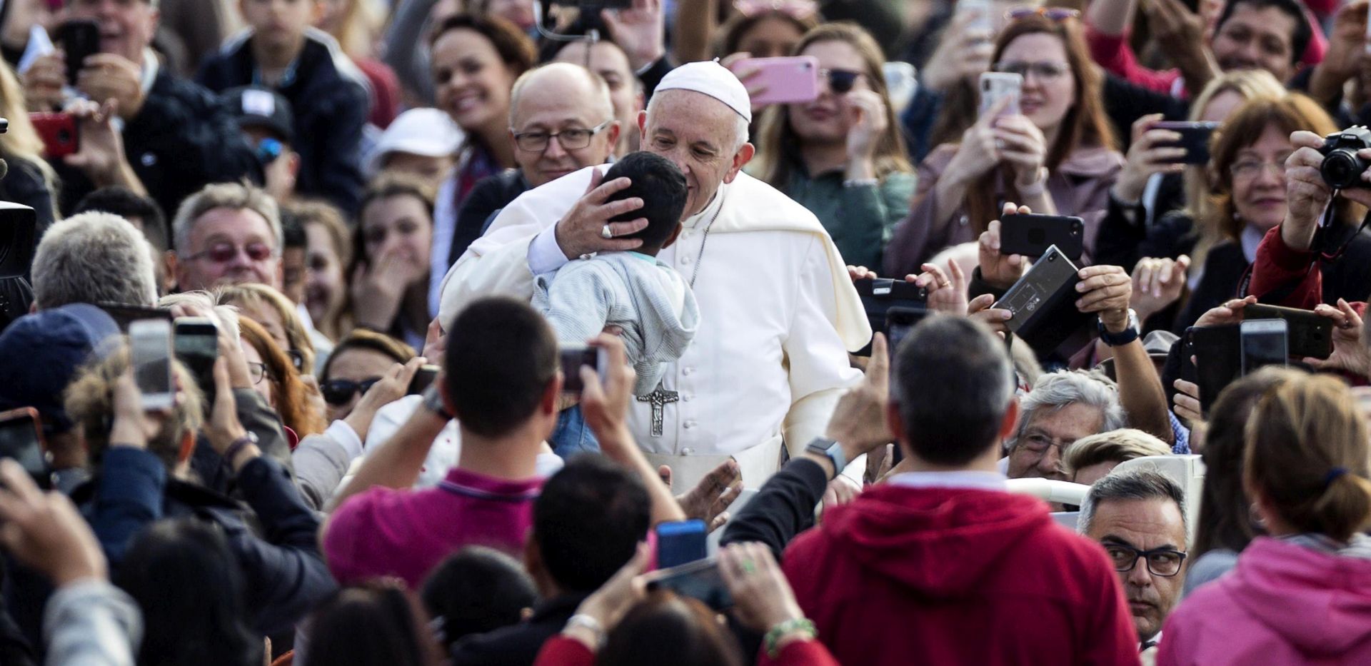epa07609276 Pope Francis (L) kisses a child during the weekly General Audience in St. Peter's Square, Vatican City, 29 May 2019.  EPA/ANGELO CARCONI